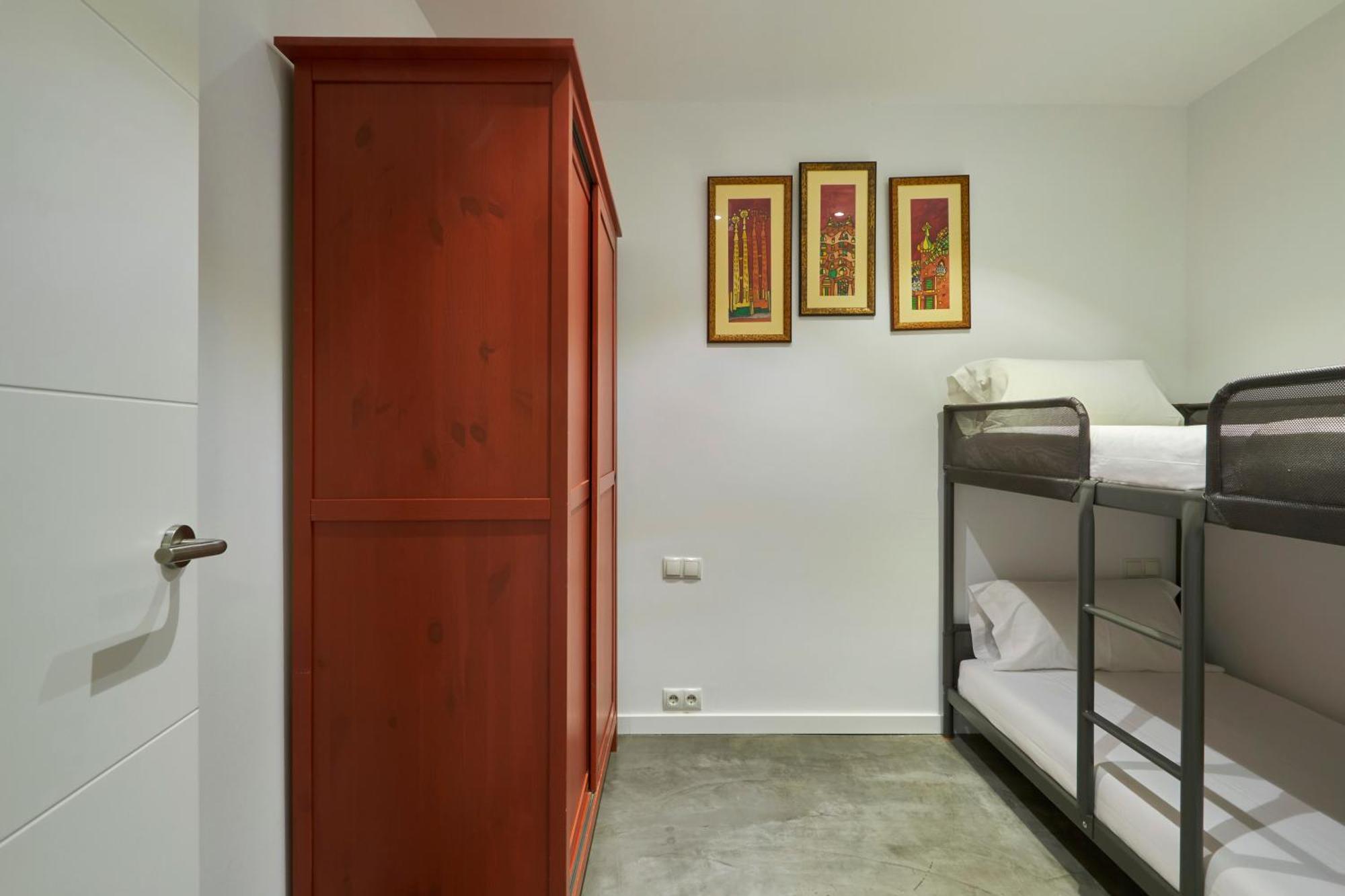 64 Apartment In A Typical Barcelona'S Old Building Exterior photo
